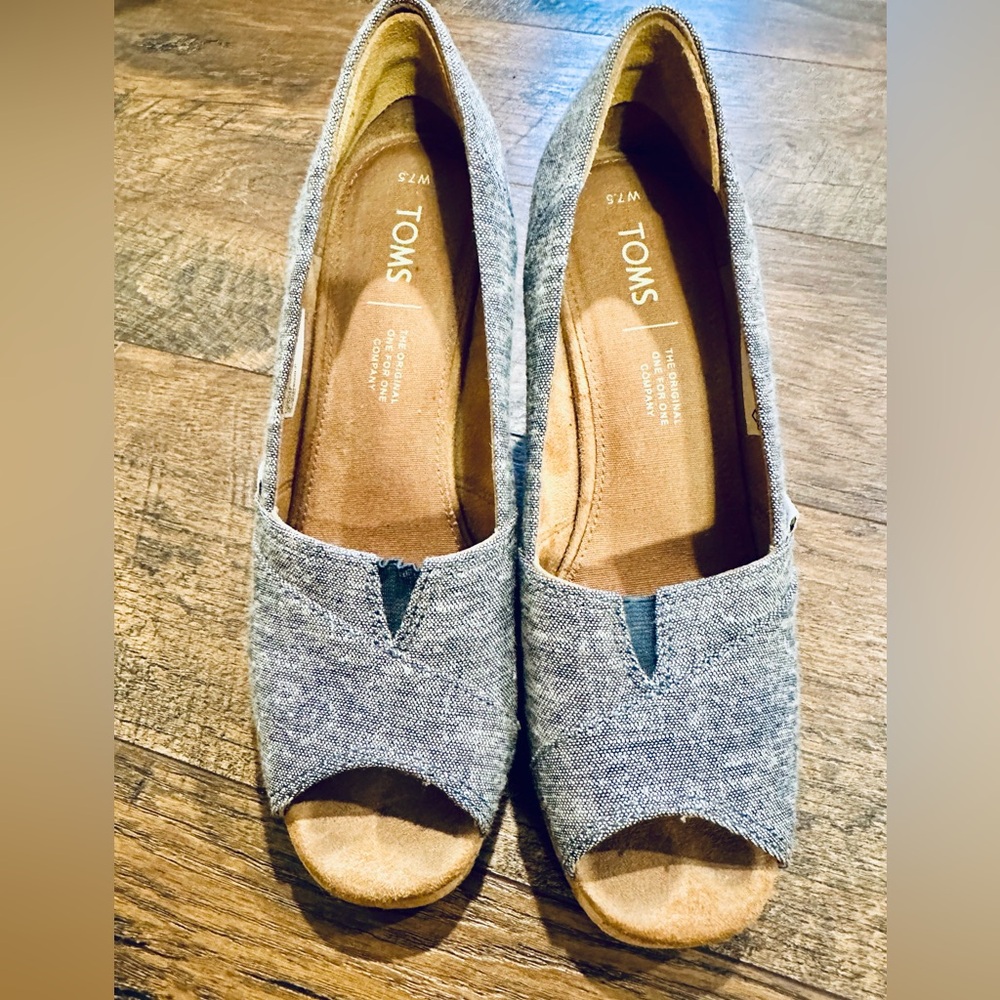 Toms Classic Espadrille Wedge Sandal size 7.5; denim blue